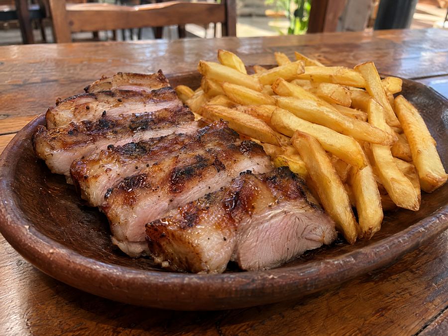 Picanha suína com fritas